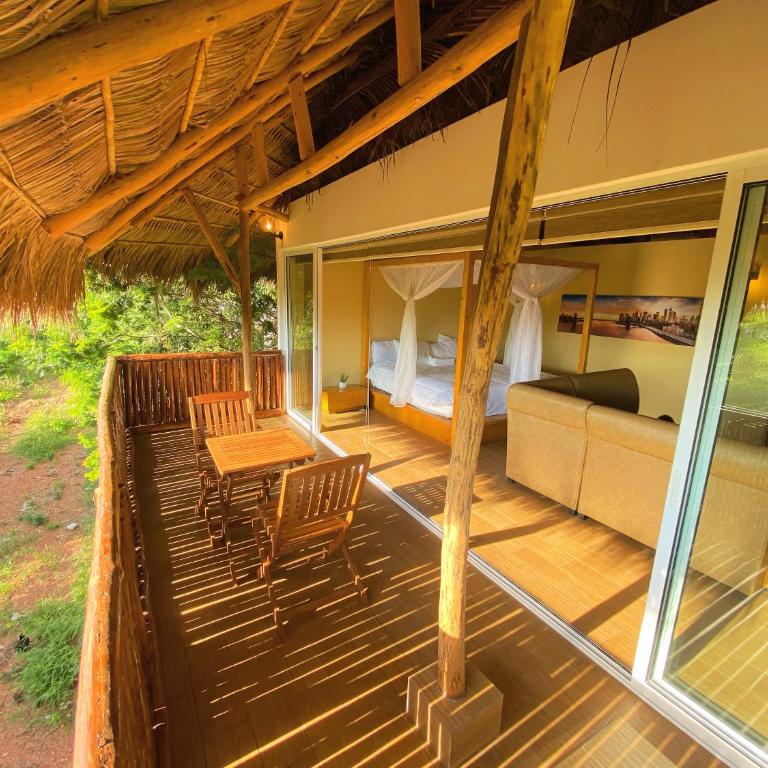 Palm Valley Cabins - Deluxe Family Room - 8