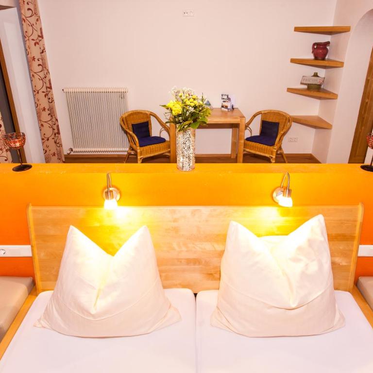 Simone's Platzerl - inklusive täglichem freien Eintritt Tauern Spa - nur 5 Gehminuten, Sommerkarte, privatem Garten mit Schwimmteich, Grill und Saunabereich - Deluxe Doppelzimmer mit Balkon - 3