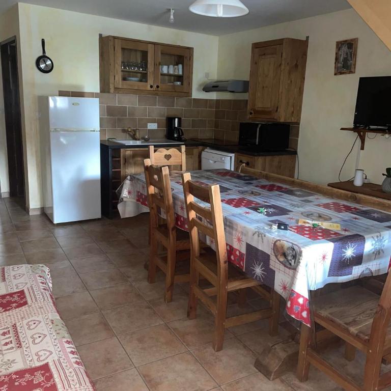 Deux appartements individuels de 8 personne à 200 mètres des remontées mécaniques au centre du village - Maison de Ville 3 Chambres - 11