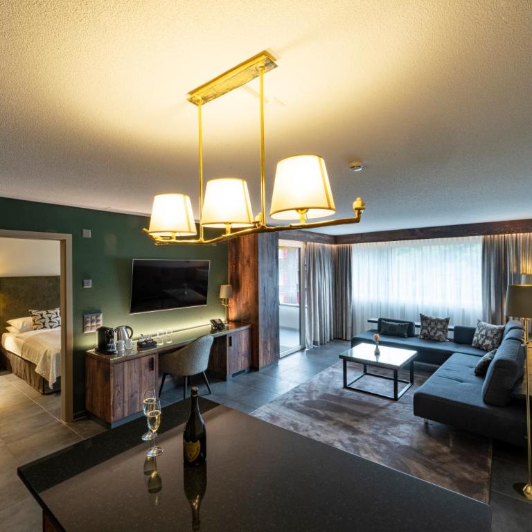 Romantik Hotel Schweizerhof - Superior Suite mit 1 Schlafzimmer und Blick auf den Eiger - 4