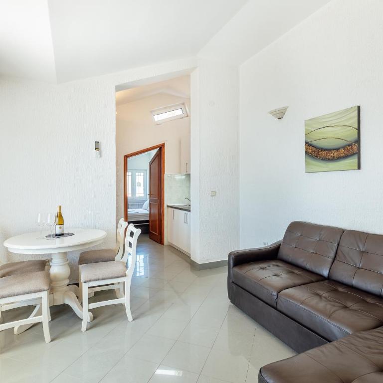 Palma Apartments - Apartment with Sea View - 13