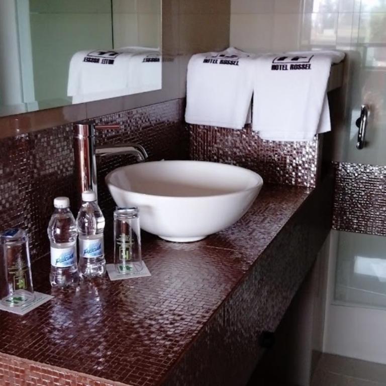 Hotel Rossel Plaza - Standard Queen Room - 7