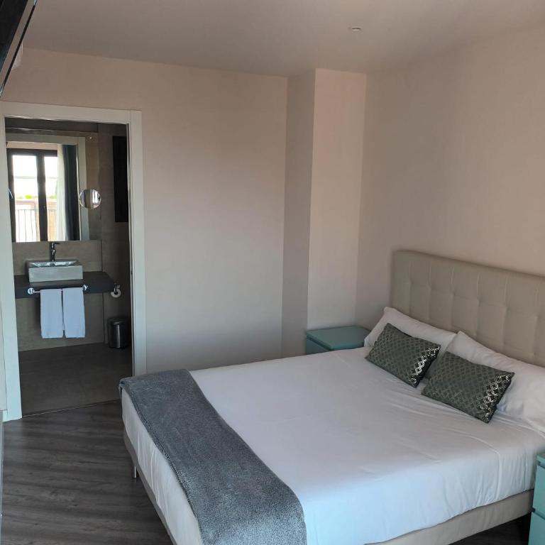 Hotel Monegal - Superior Family Room - 6