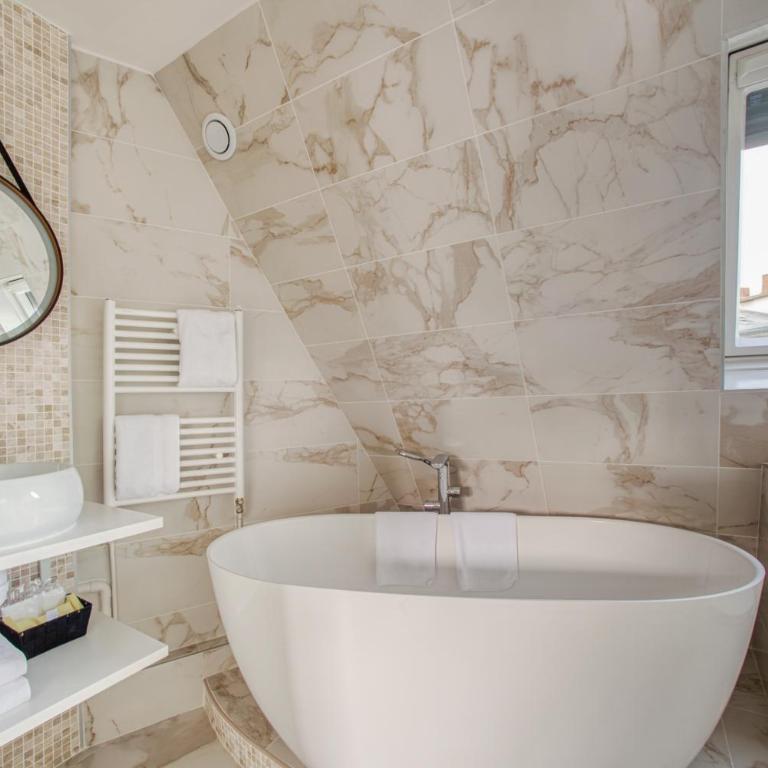 Queens Boutique Hotel - Chambre Triple avec Balcon - 6