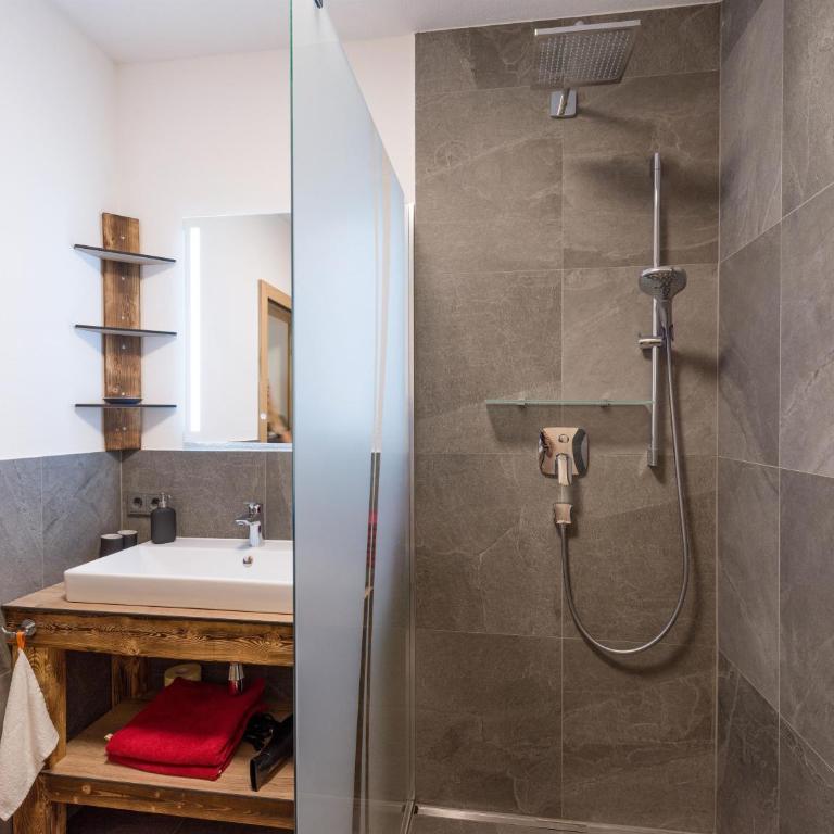 Haus Hüttenberger - Apartamento de 2 dormitorios con ducha - 69
