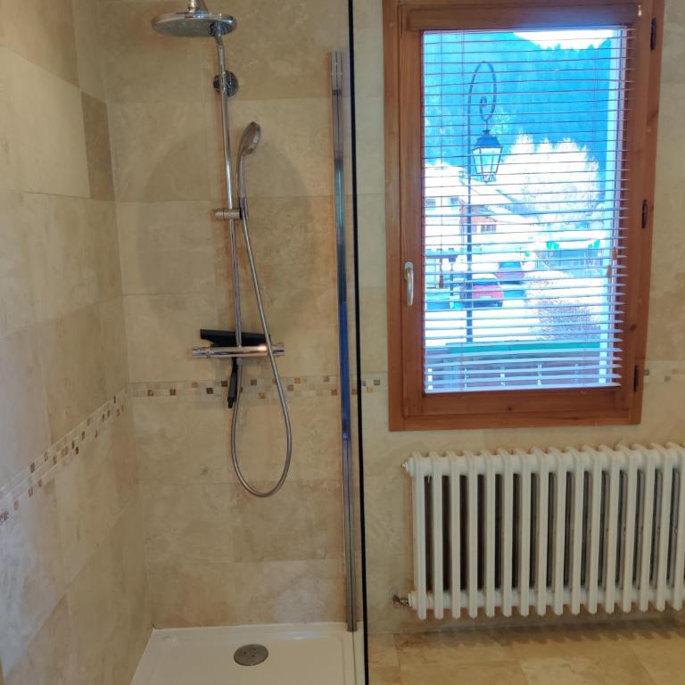 Spacious Ski Chalet In Traditional French Village, sleeps 8, Four Star with fibre broadband - Chalet - 3
