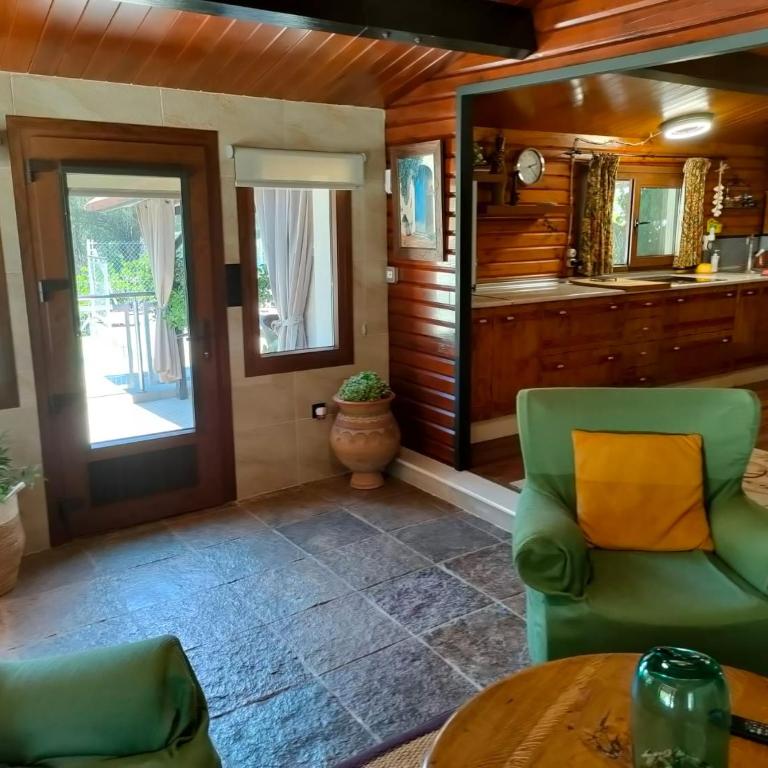 CABAÑA DE MADERA JUNTO AL LAGO LAS JARAS - Two-Bedroom Chalet - 27