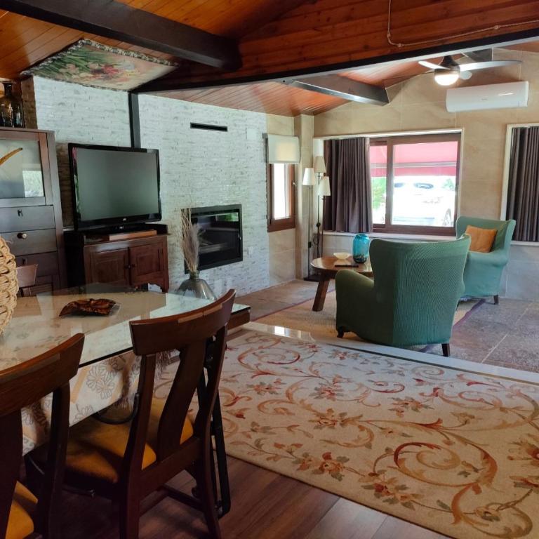 CABAÑA DE MADERA JUNTO AL LAGO LAS JARAS - Two-Bedroom Chalet - 7