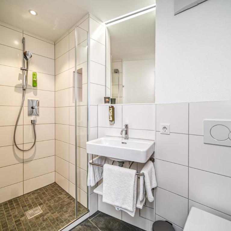 Landhaus Sommerau - Zimmer mit Kingsize-Bett und Balkon - 3