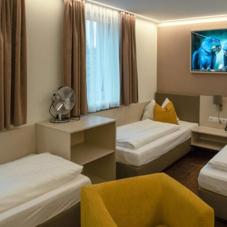 Hotel Lokomotive - Dreibettzimmer - 1