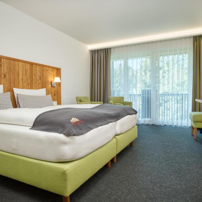 Landhaus Sommerau - Zimmer mit Kingsize-Bett und Balkon - 1