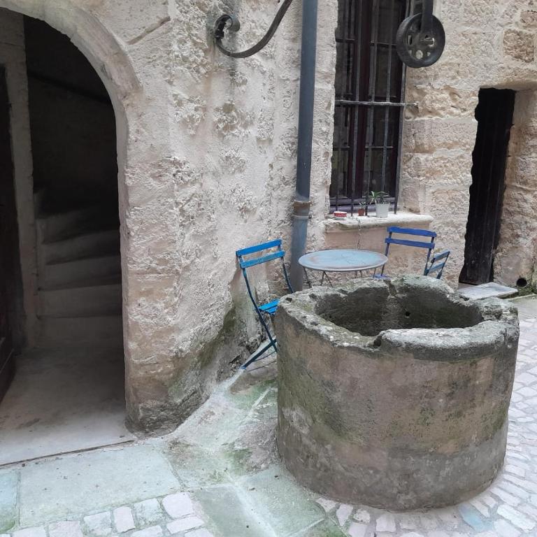 Petit cocon en plein centre historique d'Uzès - Place aux herbes en zone piétonnière - Chambre Double avec Salle de Bains Privative - 3
