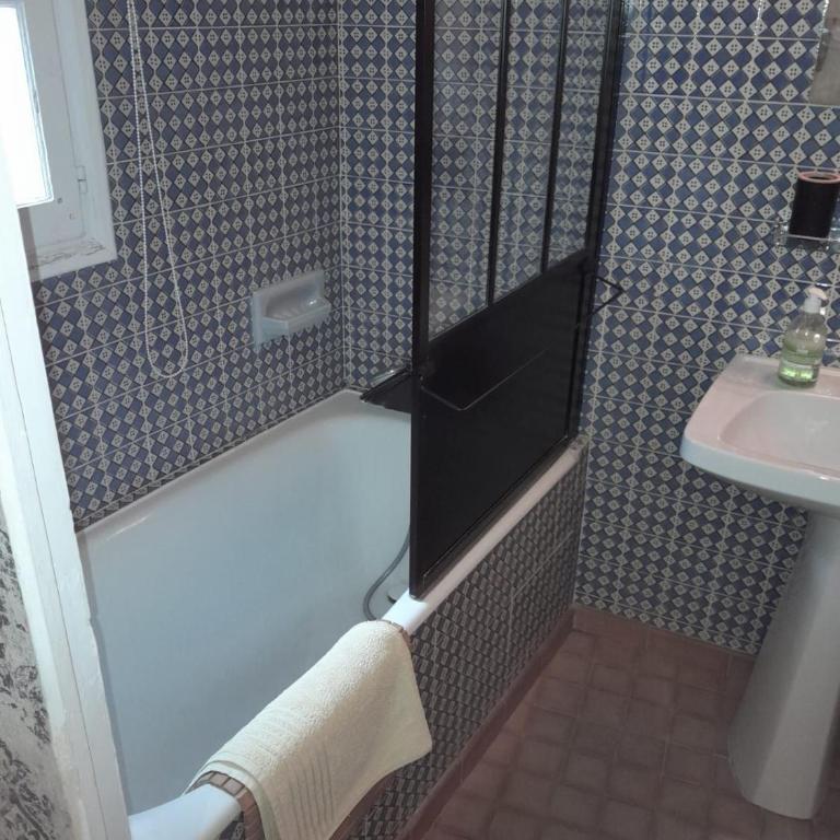Petit cocon en plein centre historique d'Uzès - Place aux herbes en zone piétonnière - Chambre Double avec Salle de Bains Privative - 9