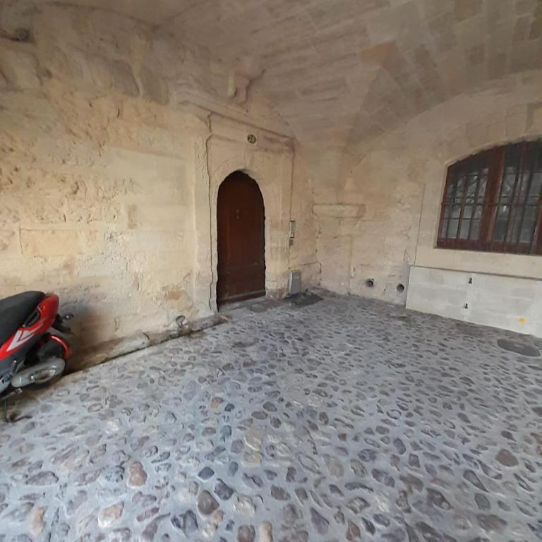 Petit cocon en plein centre historique d'Uzès - Place aux herbes en zone piétonnière - Chambre Double avec Salle de Bains Privative - 2