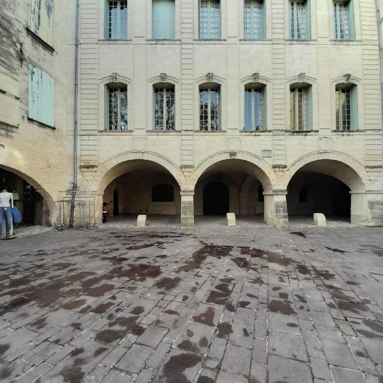 Petit cocon en plein centre historique d'Uzès - Place aux herbes en zone piétonnière - Chambre Double avec Salle de Bains Privative - 1
