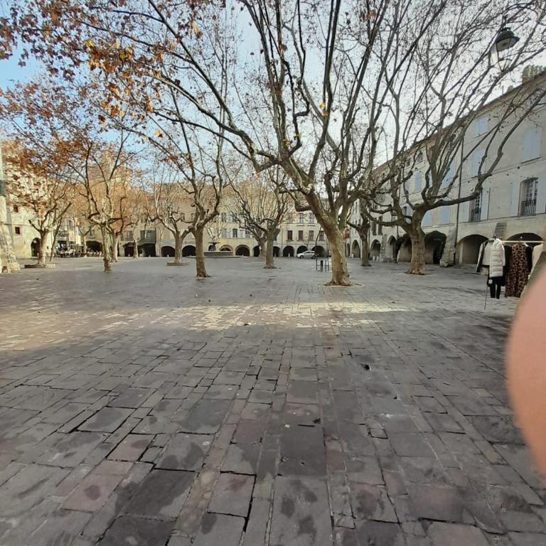 Petit cocon en plein centre historique d'Uzès - Place aux herbes en zone piétonnière - Chambre Double avec Salle de Bains Privative - 12