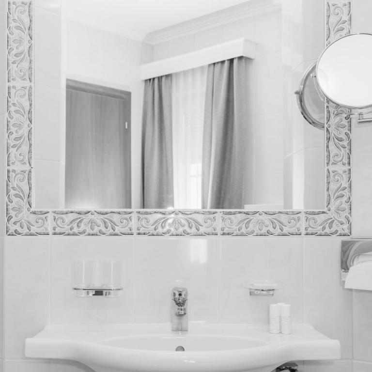 Hotel24Steps - Deluxe Doppelzimmer mit Balkon - 3