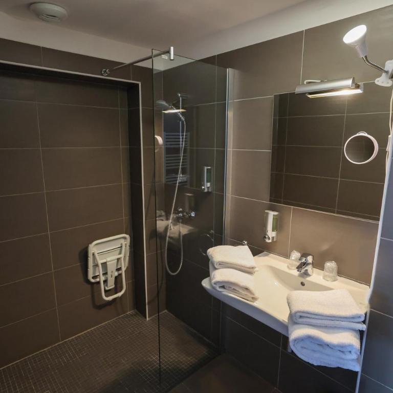 Best Western Hotel Casa Bianca, Piscine Intérieure et Extérieure - Chambre Lit Queen-Size avec Douche à l'Italienne Accessible en Fauteuil Roulant - 2