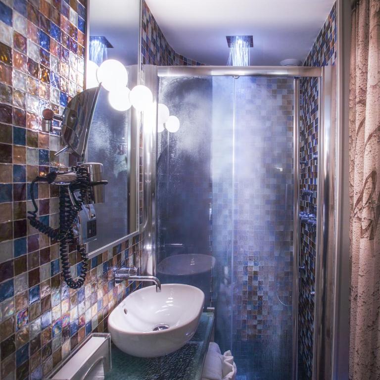 Apostrophe Hôtel - Chambre Double Standard avec Douche à Jets d'Hydromassage - 4