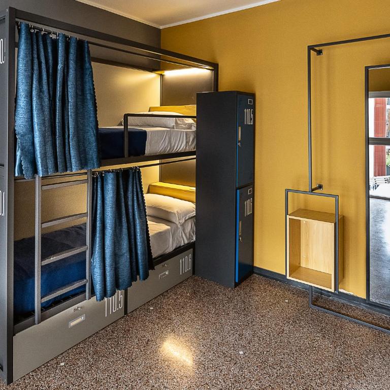 Marathon Hostel - Posto Letto in Dormitorio Misto con 4 Letti e Bagno Esterno Privato - 4