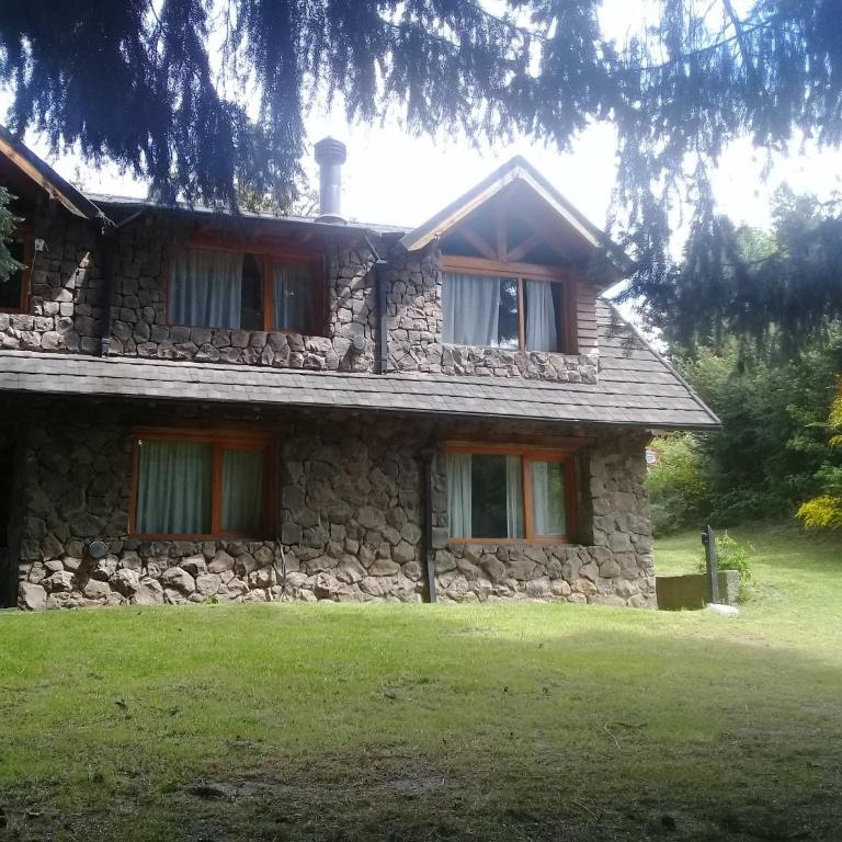 LA Nevadita, Chalet cabin located near the center- It includes suite room with double bed and another 2 bedrooms with two singles beds- Living room fireplace, Hot water, WI-FI - Chalet de 3 dormitorios - 5