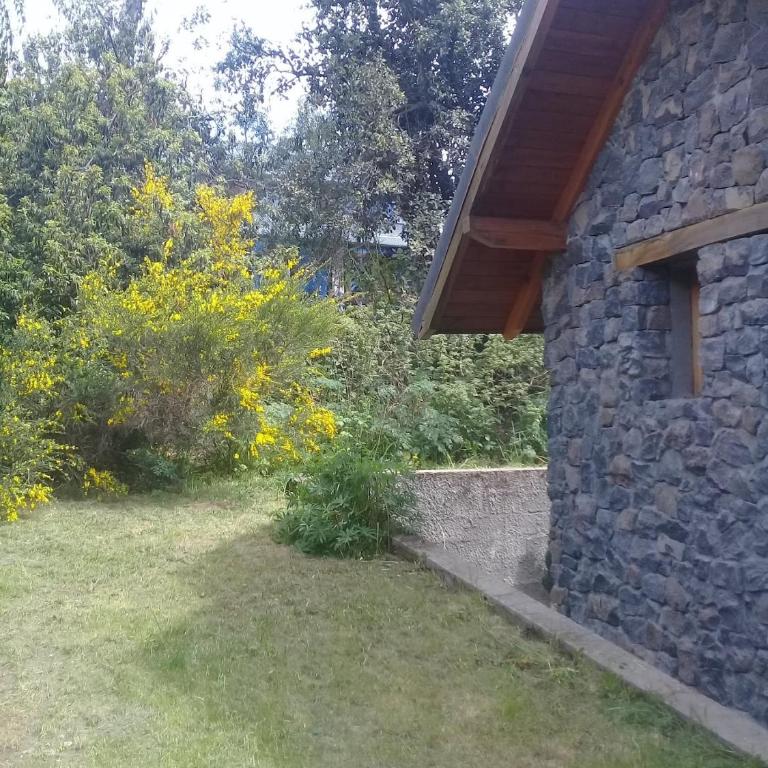 LA Nevadita, Chalet cabin located near the center- It includes suite room with double bed and another 2 bedrooms with two singles beds- Living room fireplace, Hot water, WI-FI - Chalet de 3 dormitorios - 17