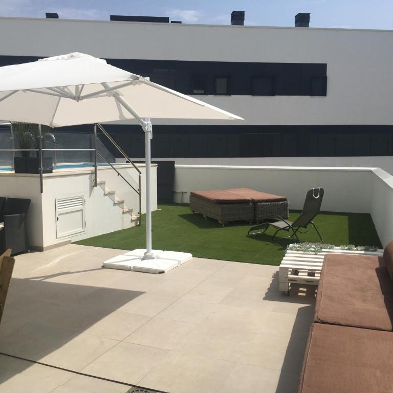 central bright apartment, community pool and own private pool on splendid terrace, garage, beach 900m, mountains 200m - Apartamento de 2 dormitorios - 10