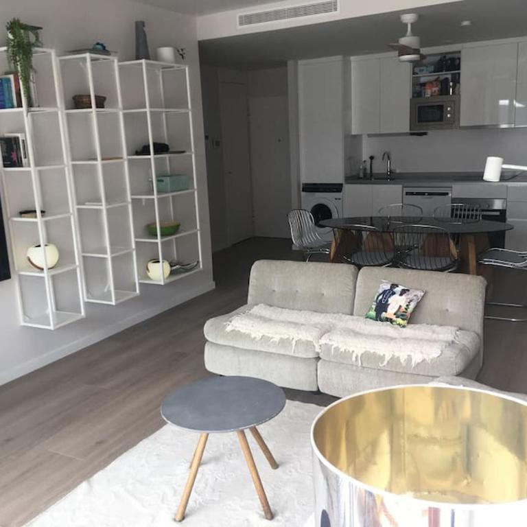 central bright apartment, community pool and own private pool on splendid terrace, garage, beach 900m, mountains 200m - Apartamento de 2 dormitorios - 9