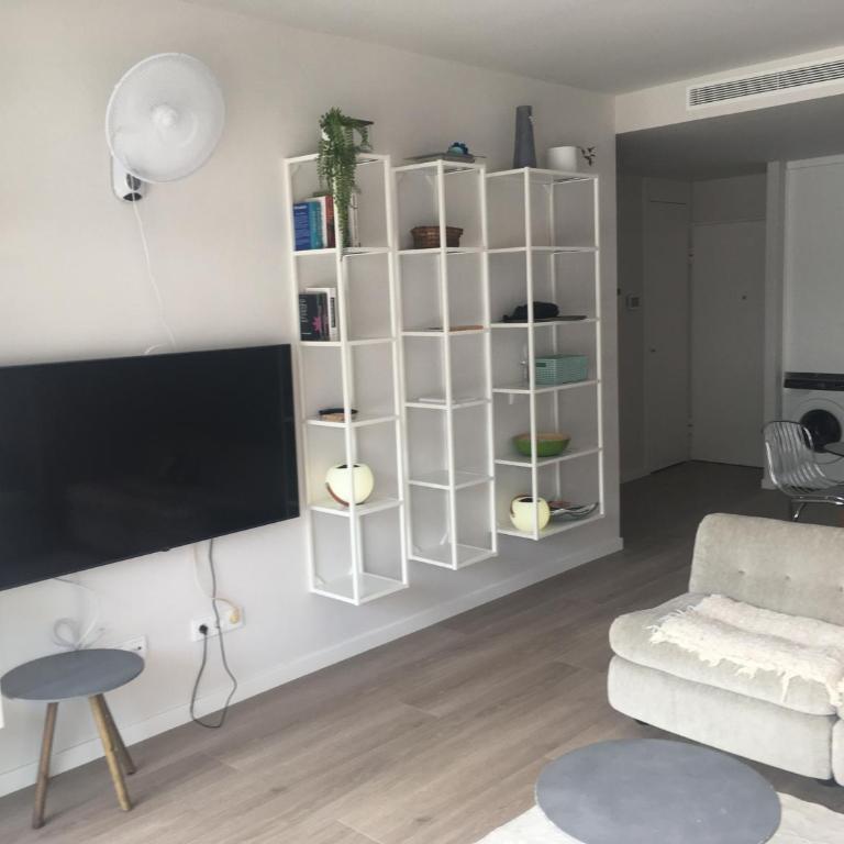 central bright apartment, community pool and own private pool on splendid terrace, garage, beach 900m, mountains 200m - Apartamento de 2 dormitorios - 17