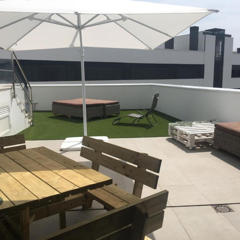 central bright apartment, community pool and own private pool on splendid terrace, garage, beach 900m, mountains 200m - Apartamento de 2 dormitorios - 14