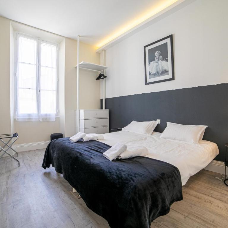 The Loft - Superb 2 bedrooms on top floor with terrace - 10min to Palais & Beach! - Loft - 11