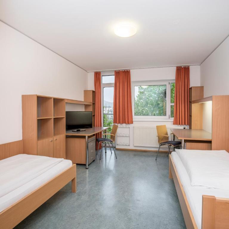 Kolping Premium Hostel Salzburg - Zweibett-/Doppelzimmer mit Zustellbett - 1