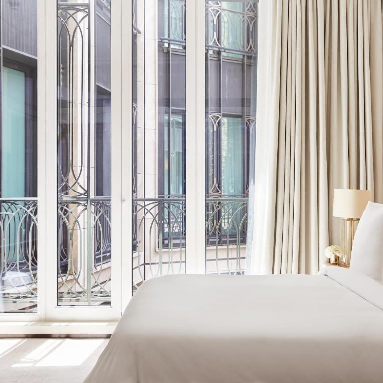 Four Seasons Hotel Madrid - Suite con cama extragrande y patio - 4