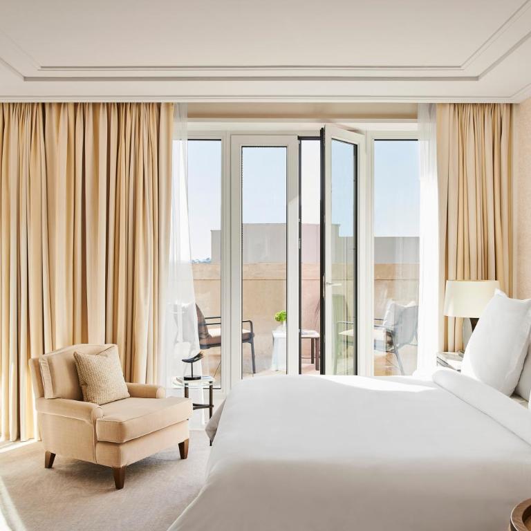 Four Seasons Hotel Madrid - Suite Four Seasons con cama extragrande y terraza - 6