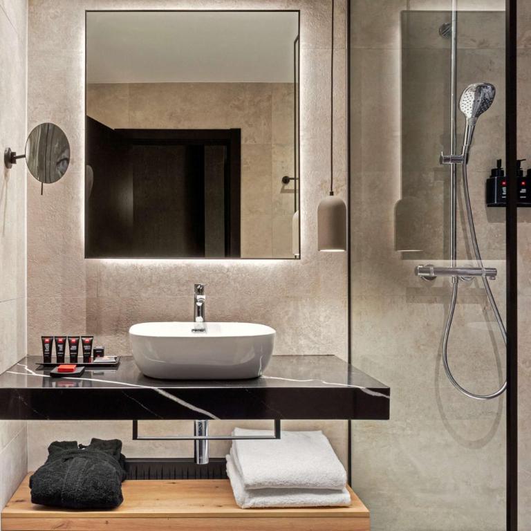 Radisson RED Madrid - Habitación Superior - 5