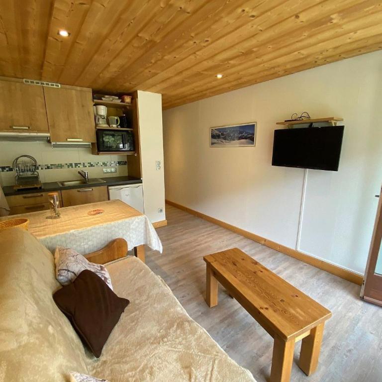 Studio cabine rénové avec balcon près des pistes et village à La Clusaz - FR-1-459-194 - Studio - 2
