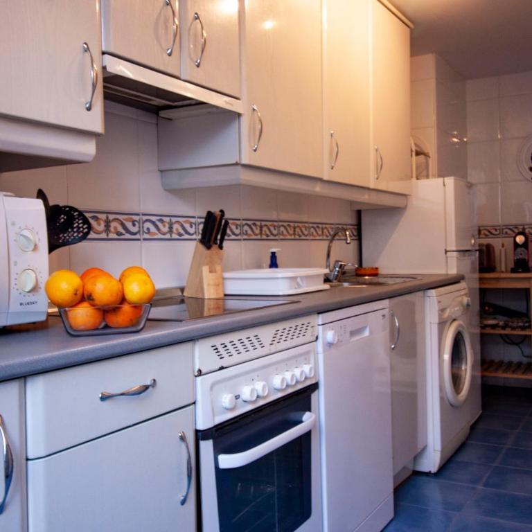 Stylish 2-Bed Duplex Townhouse, Full Kitchen, Access to Three Pools, Minutes from Puerto Banus, by "La Buena Vida Holiday Homes" - Apartamento de 2 dormitorios - 7