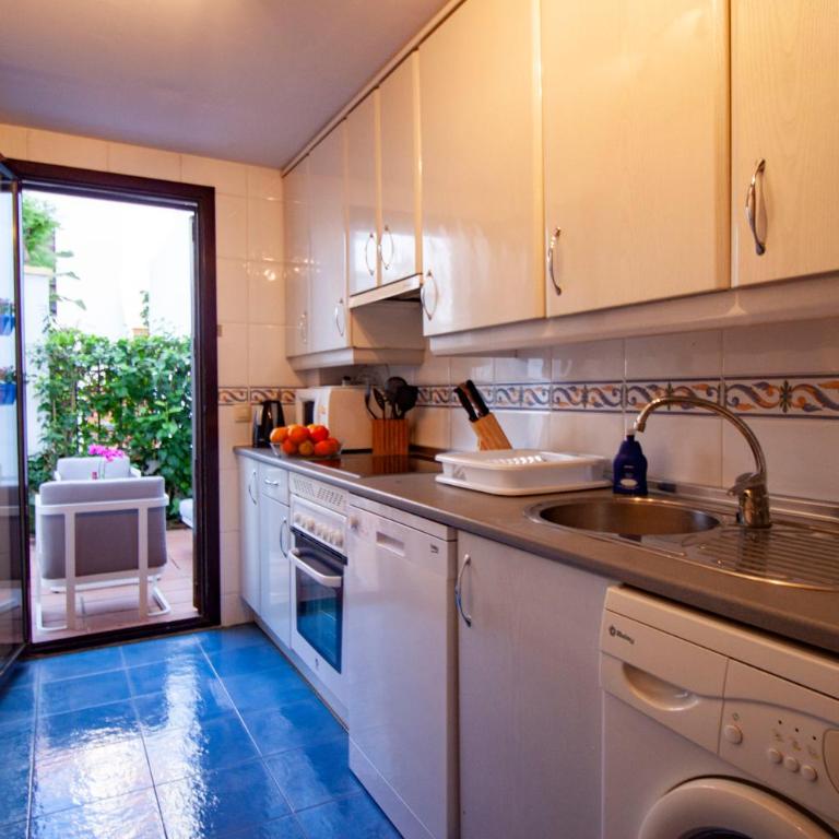 Stylish 2-Bed Duplex Townhouse, Full Kitchen, Access to Three Pools, Minutes from Puerto Banus, by "La Buena Vida Holiday Homes" - Apartamento de 2 dormitorios - 32
