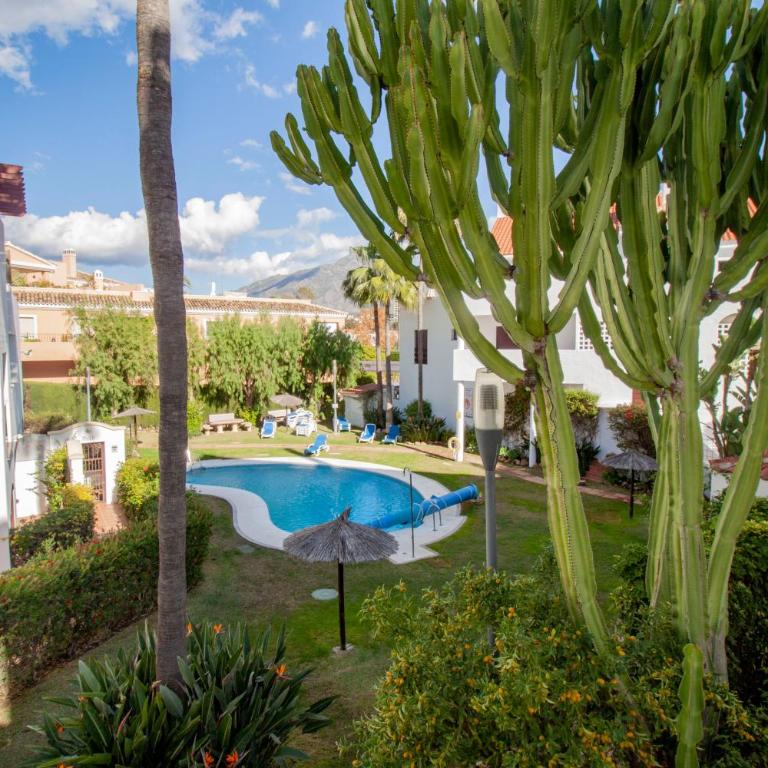 Stylish 2-Bed Duplex Townhouse, Full Kitchen, Access to Three Pools, Minutes from Puerto Banus, by "La Buena Vida Holiday Homes" - Apartamento de 2 dormitorios - 53