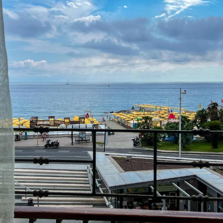 Splendido appartamento con vista mare su piazza Dante - Apartamento de 2 dormitorios - 1