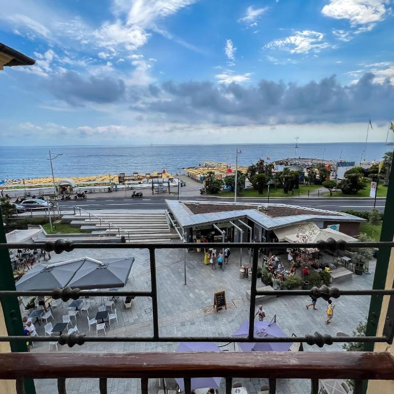 Splendido appartamento con vista mare su piazza Dante - Apartamento de 2 dormitorios - 19