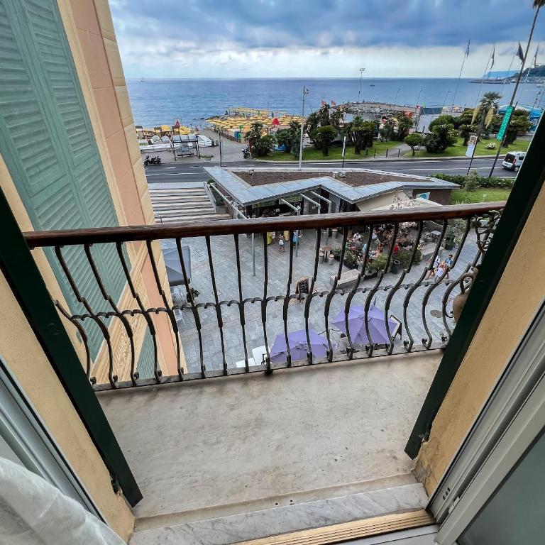 Splendido appartamento con vista mare su piazza Dante - Apartamento de 2 dormitorios - 20