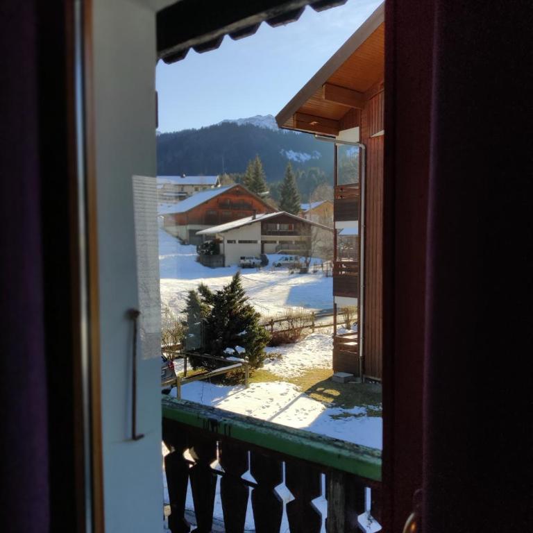Spacious Ski Chalet In Traditional French Village, sleeps 8, Four Star with fibre broadband - Chalet - 35