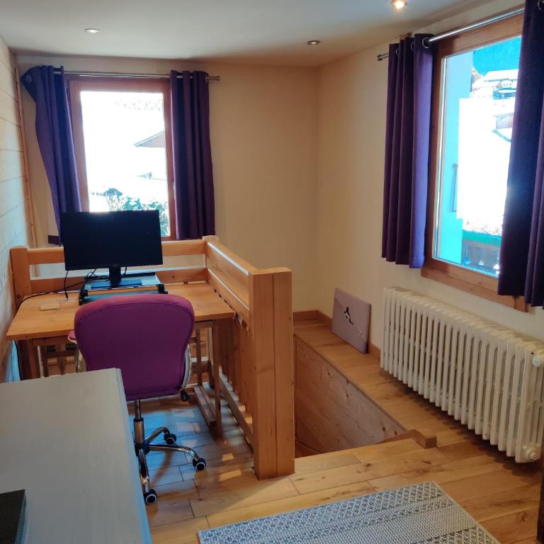 Spacious Ski Chalet In Traditional French Village, sleeps 8, Four Star with fibre broadband - Chalet - 38