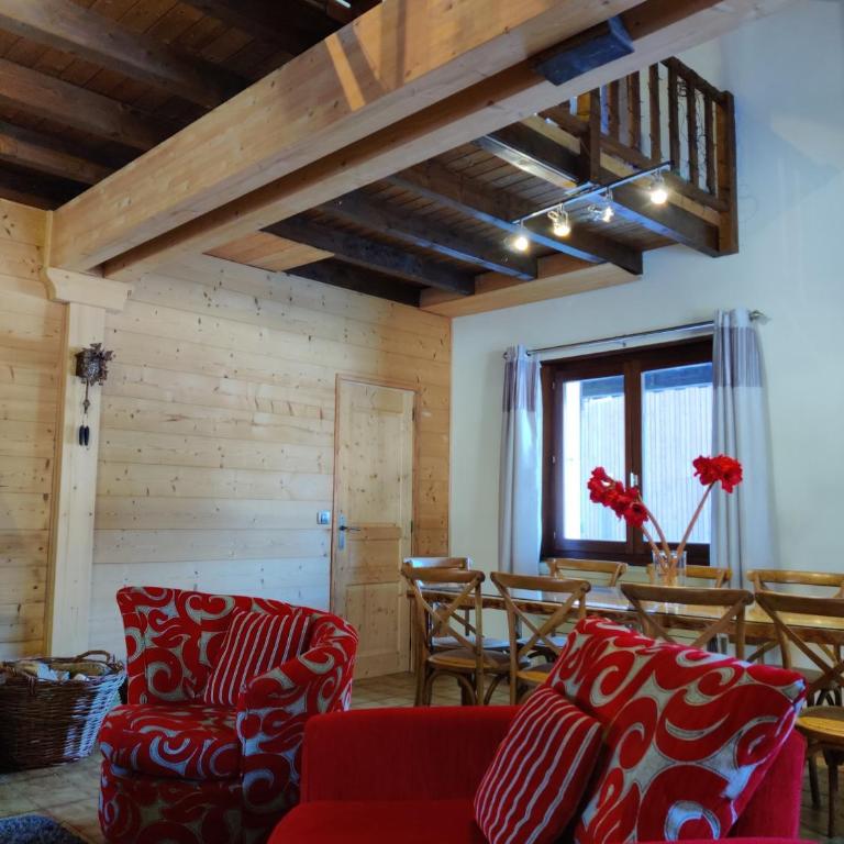Spacious Ski Chalet In Traditional French Village, sleeps 8, Four Star with fibre broadband - Chalet - 39