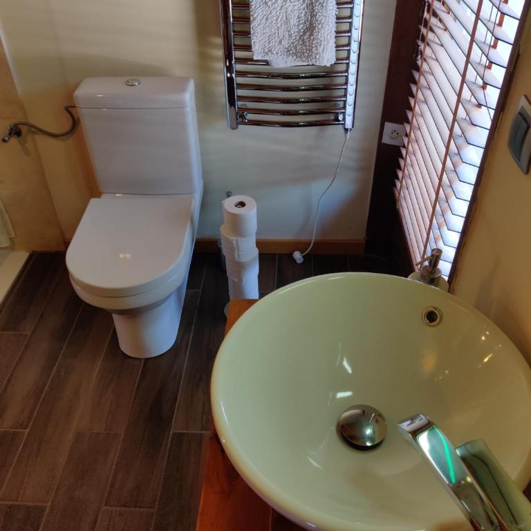 Spacious Ski Chalet In Traditional French Village, sleeps 8, Four Star with fibre broadband - Chalet - 48
