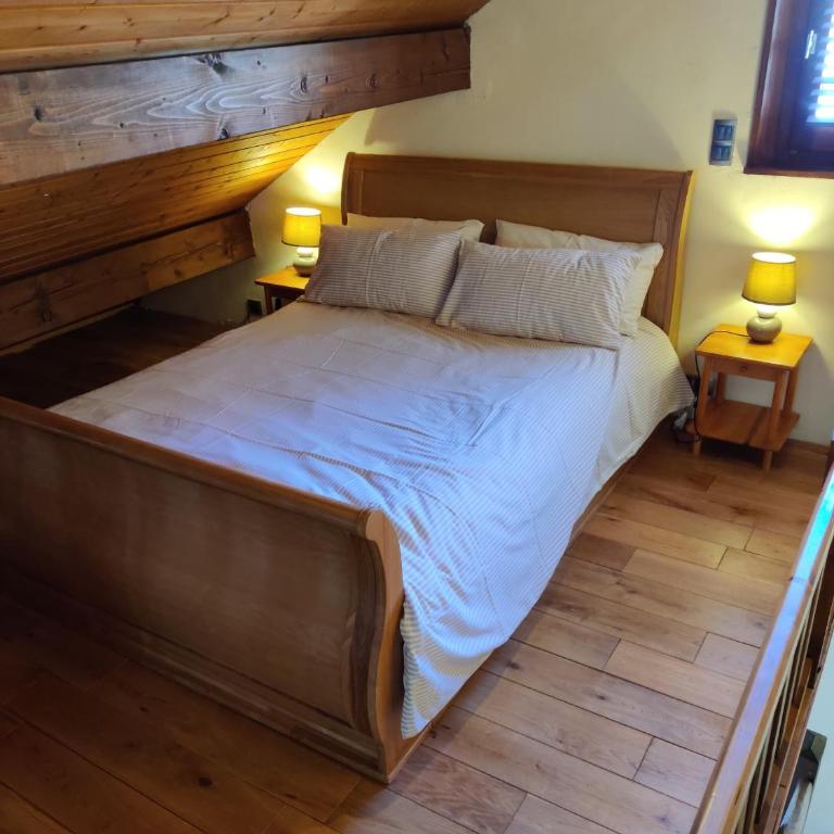 Spacious Ski Chalet In Traditional French Village, sleeps 8, Four Star with fibre broadband - Chalet - 47
