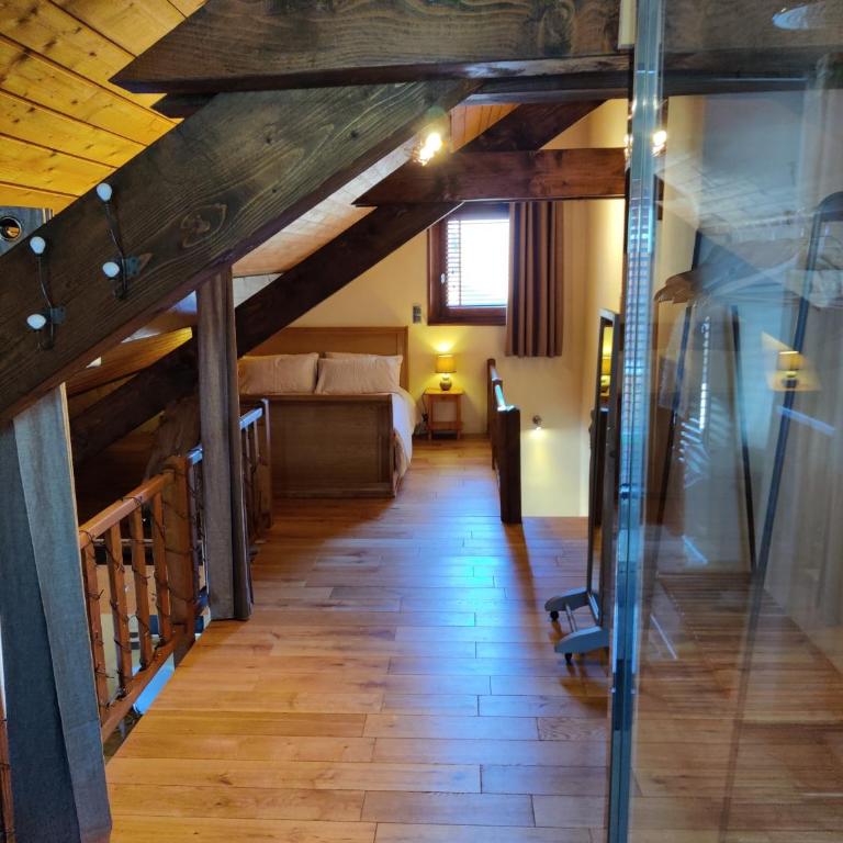 Spacious Ski Chalet In Traditional French Village, sleeps 8, Four Star with fibre broadband - Chalet - 44