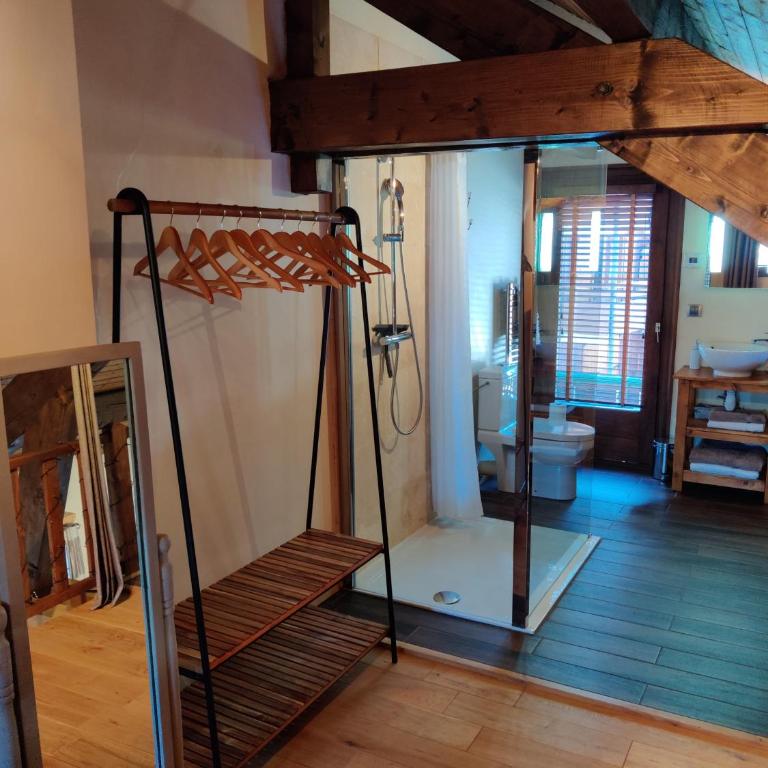 Spacious Ski Chalet In Traditional French Village, sleeps 8, Four Star with fibre broadband - Chalet - 50