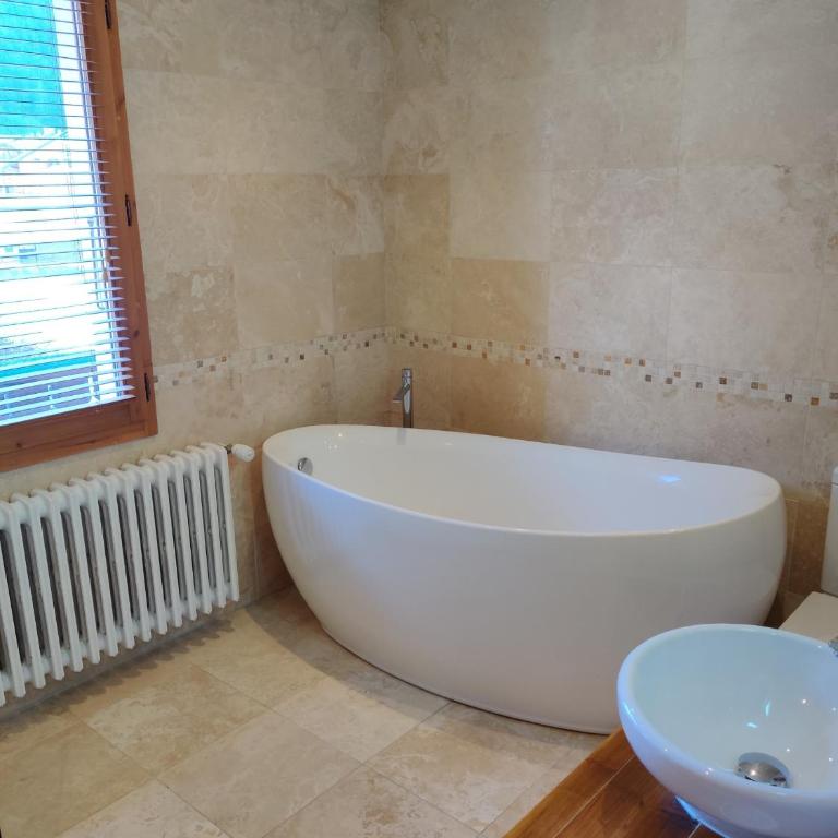 Spacious Ski Chalet In Traditional French Village, sleeps 8, Four Star with fibre broadband - Chalet - 55